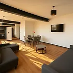 Sleeps 6 - Private Balcony - Steps To Dining & Pubs
