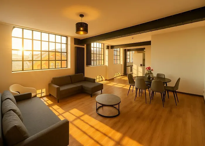 Sleeps 6 - Private Balcony - Steps To Dining & Pubs