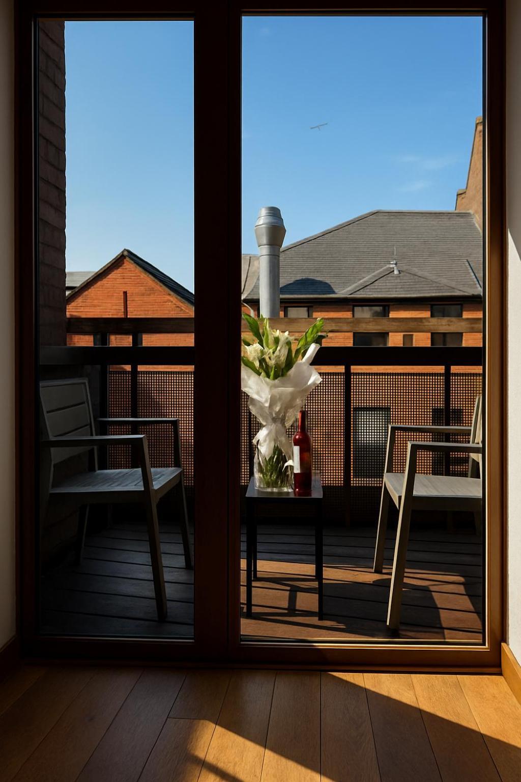 Apartment Sleeps 6 - Private Balcony - Steps To Dining & Pubs